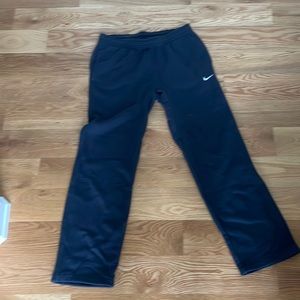 New with tag! Men’s size large Nike pants with pockets and back pocket.